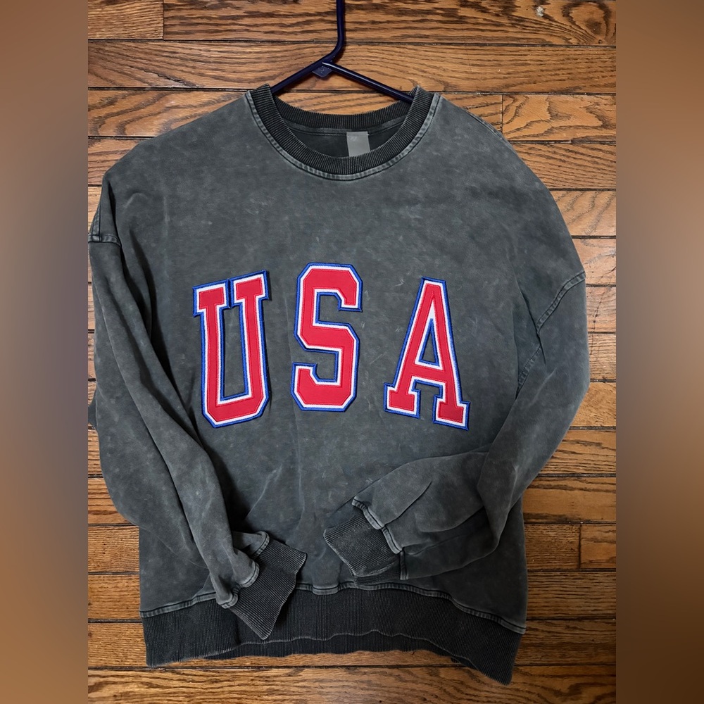 USA gray and red sweatshirt